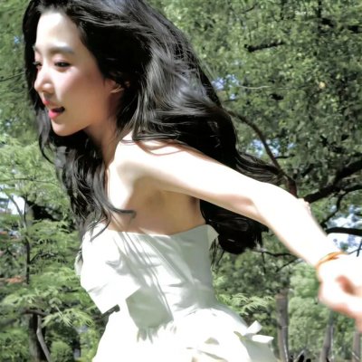 给小酒馆女子喝高杯酒